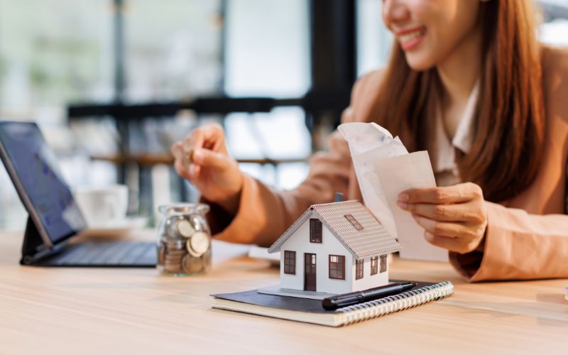 refinansowanie kredytu hipotecznego - notatki dotyczące kredytu hipotecznego oraz komputer z zeskanowaną umową kredytu hipotecznego